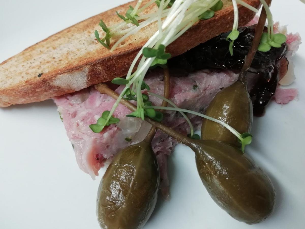 ホテル Masons Arms Montacute エクステリア 写真